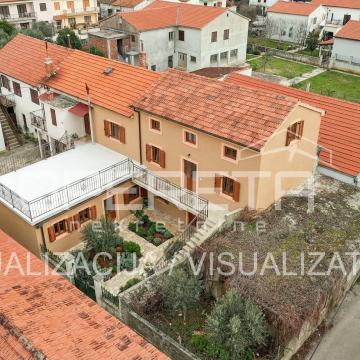 Kuća s 2 stana i pomoćnim objektom, 190 m2, Arbanasi, Zadar