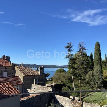 PRODAJA - KUĆA U NIZU - SVETI FILIP I JAKOV - CENTAR