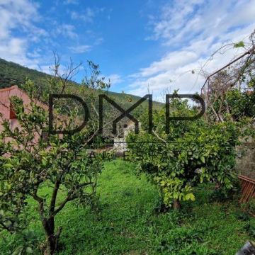 NOVO! KUĆA S GARAŽOM I VRTOM U KNEŽICI, POVOLJNO!