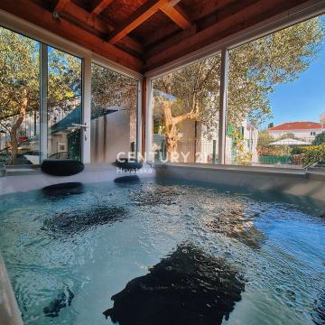 Kuća s 2 stambene jedinice i vrtovima, 350 m od plaže,  Kaštel Lukšić