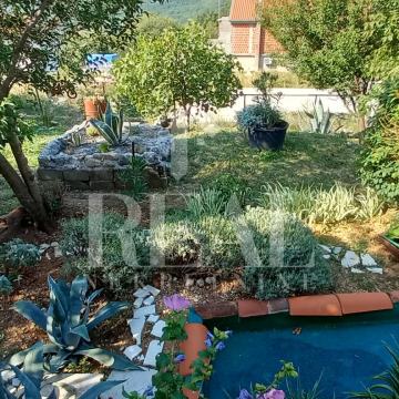 Prodaja kuće u nizu s garažom  u Kostelju P+1  108 m2