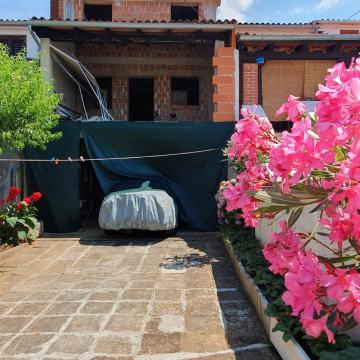 Prodaja kuće u nizu, Nova Vas ( 2km ) 201 m2, dvorište cca. 100 m2