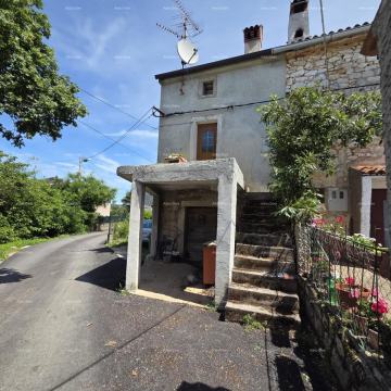 Prodaja kuće za renovaciju s građevinskim zemljištem, blizina Poreča,