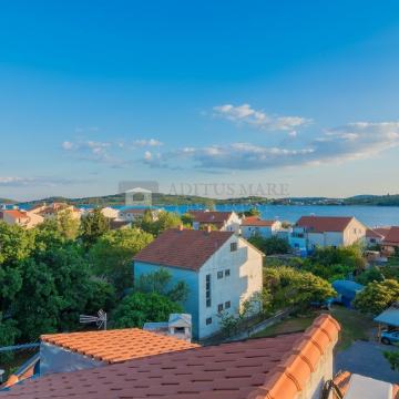 Trosoban stan s vrtom 30 metara od plaže - Srima