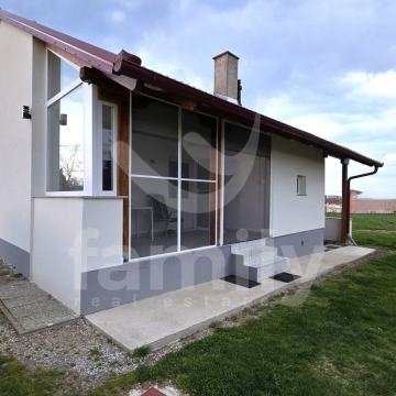 PRODAJA PREDIVNE PRIZEMNICE SA PROSTRANIM GRAĐEVINSKIM ZEMLJIŠTEM