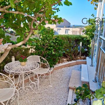 Prodaja, prekrasan stan u prizemlju s vlastitim vrtom, Okrug!