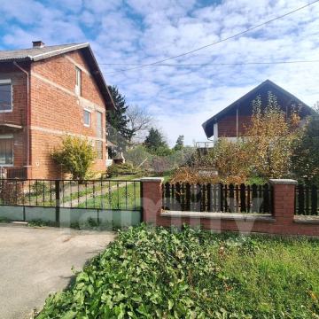 PRODAJA PROSTRANE OBITELJSKE KUĆE S VELIKIM IMANJEM