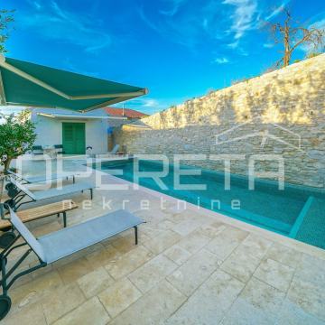 PRODAJA, VIS, POSJED SA DVIJE LUKSUZNE KUĆE I BAZENOM