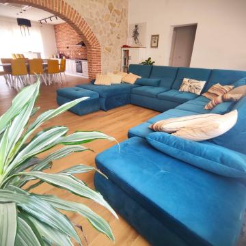 Prodaje se atraktivno imanje s kućom u blizini Dalmare shopping centra