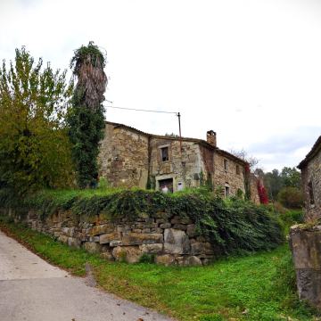 Prodaje se autohtona, kamena istarska kuća na tri etaže, idealna za re