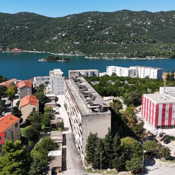 Prodaje se dvosoban stan(60 m2)
u Rogotinskoj ulici u Pločama