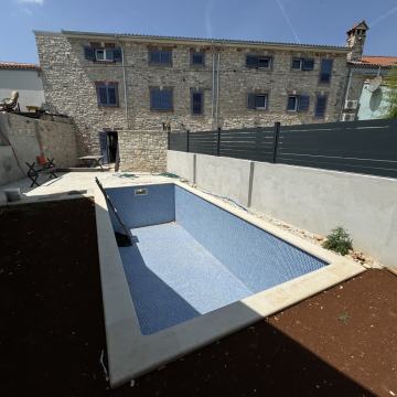 Prodaje se kamena kuća s bazenom 115 m2, Juršići