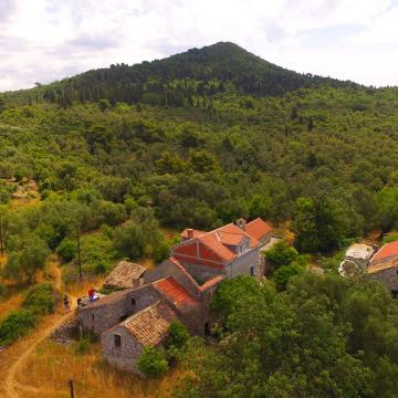 PRODAJE SE KAMENA KUĆA ZA RENOVIRANJE NA ŠIPANU! POVOLJNO!