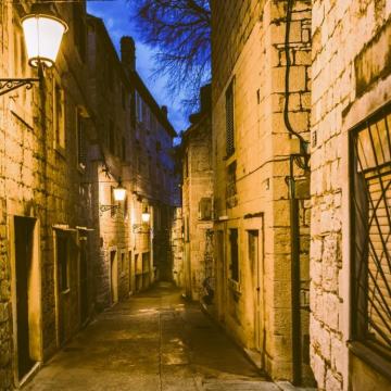 Prodaje se kompletno renovirana, uređena i opremljena kamena kuća