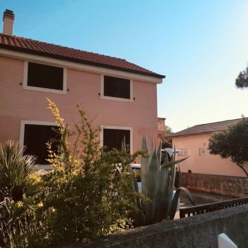 Prodaje se kuća sa 2 apartmana – Otok Ugljan, Muline –10 min do plaže!