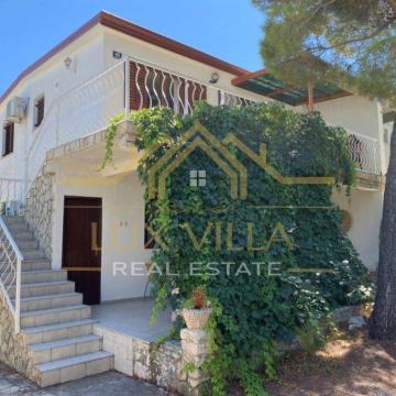 Pirovac - kuća sa dva stana i bazenom!