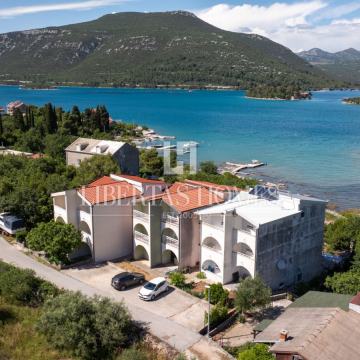 Prodaje se kuća u Hodilju prvi red do mora, savršena investicija na Pe