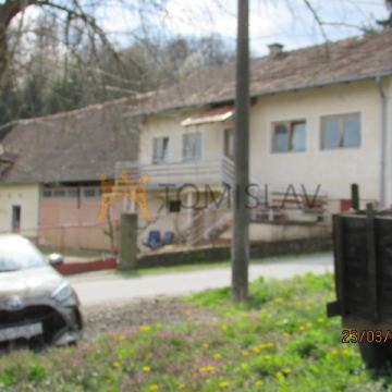 Prodaje se kuća s pomoćnim zgradama i velikom okućnicom nadomak Sesvet