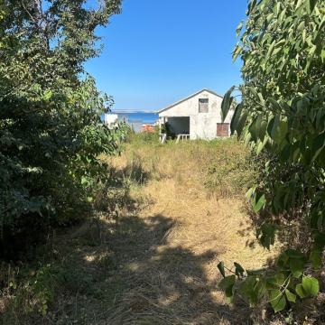 Prodaje se kuća za potpunu adaptaciju na 1483m2 zemljišta