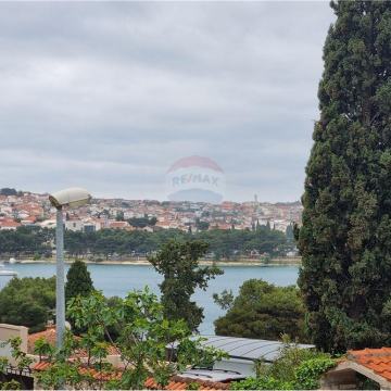 Prodaje se samostojeća kuća s pogledom na more u Trogiru!