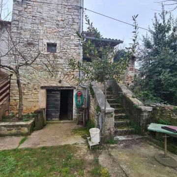 Izvrsna prilika! Prodaje se stara kamena kuća u Peroju!
