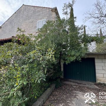 Kamena kuća površine 344m2 sa zemljištem površine 2339m2