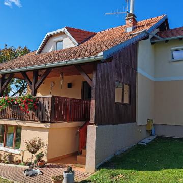 PRODAJE SE USELJIVA UREĐENA KUĆA U SVETOM URBANU SA PREKRASNM POGLEDOM