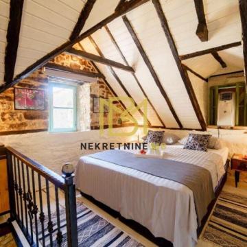 Prodajemo kamenu kuću u centru Kaštel Sućurca