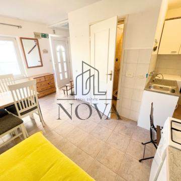Na prodaju je kuća u Premanturi, 40 m2, 500 m od mora
