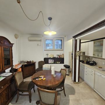 Manuš, 80 m2, izvrsna lokacija, dvorište cca 40 m2