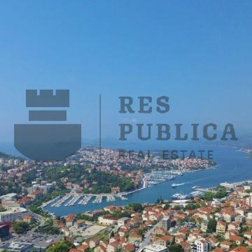 PROSTRAN TROSOBAN STAN SA TERASOM I VRTOM - IZVRSNA LOKACIJA