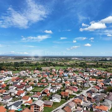 Prostrana obiteljska kuća s balkonima i terasom u blizini Starog grada