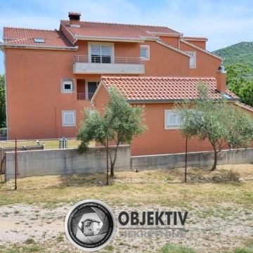 PRUGOVO, PARCELA 1.300m2, GLAVNI OBJEKT 803m2 + POMOĆNI OBJEKT 33m2