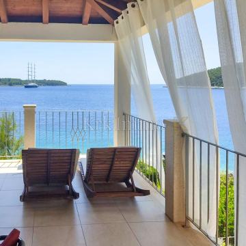 Prvi red do mora: samostojeća villa s panoramskim pogledom