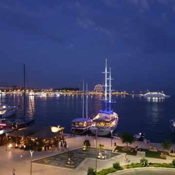 PRVI RED DO MORA-ZAPADNA OBALA TROSOBAN STAN 108.00 m2