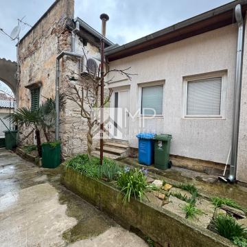 Pula, blizina Amfiteatra, kuća u nizu sa puno potencijala