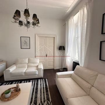 Pula, centar stan na 1.katu kompletno renoviran!