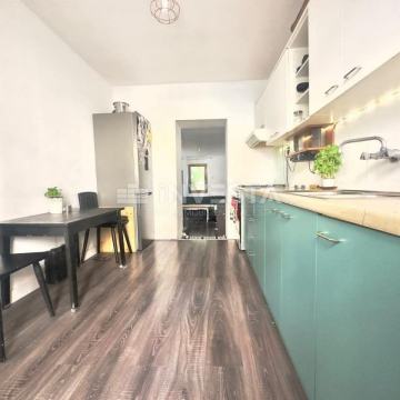 Pula, kuća 100 m od Arene. dvije terase, dvorište - PRILIKA!