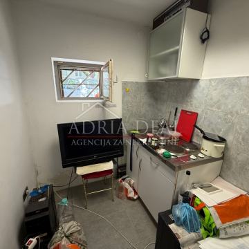 Pula, širi centar- poslovni prostor/stan u prizemlju