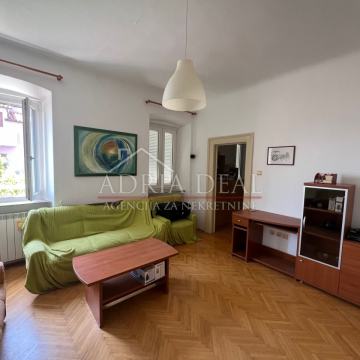 Pula,stan na 1.katu sa dvorištem i konobom, PRILIKA!