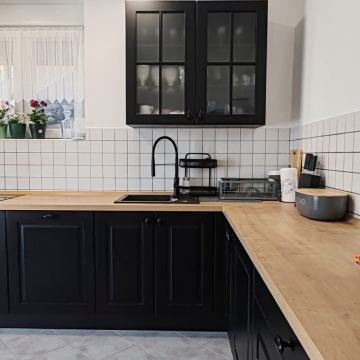 Rab, dvosobni stan u prizemlju, površine 84 m²,dvorištem od 39 m².
