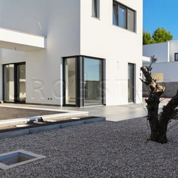 Rab: LUKSUZNA KUĆA površine 160 m2 sa bazenom, bez provizije !