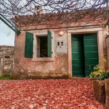 RAKALJ, KAMENA KUĆA S 1849 M2 GRAĐEVINSKOG ZEMLJIŠTA, PRILIKA!!!