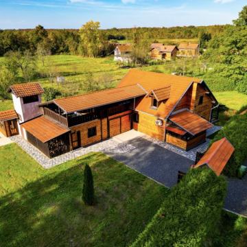 Ranch, na 7200 m2, ribnjak , konjušnica,šuma, teretana, jacuzzi,sauna