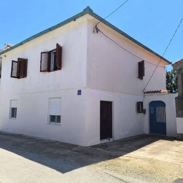 RAŽANAC- Katnica sa 3 apartmana (50 m od mora ) !!!