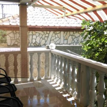 RAŽANAC- Katnica sa 3 apartmana (50 m od mora ) !!!