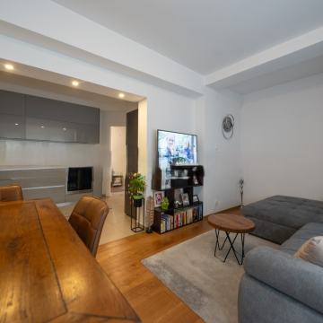 Remete-KAMENITI STOL, trosoban stan u vili odlične gradnje, 75 m2