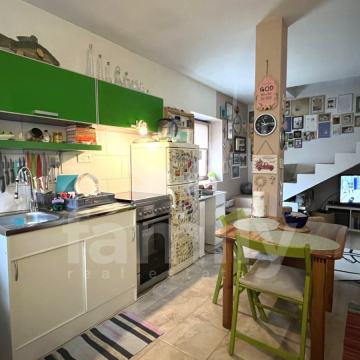 RENOVIRANA DVOETAŽNA KUĆA U MIRNOM NASELJU