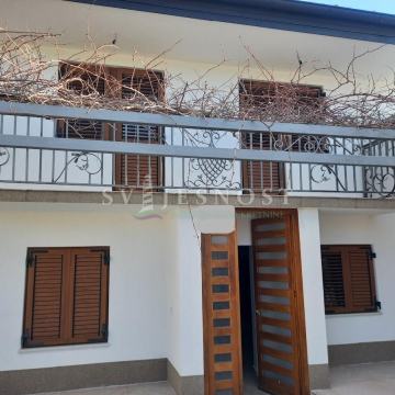 Renovirana dvojna starina 100 m2 (P+1), sa balkonom, terasom, konobom,