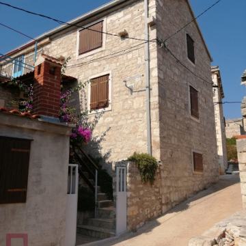 Renovirana kamena kuća s dvije spavaće sobe i dvorištem